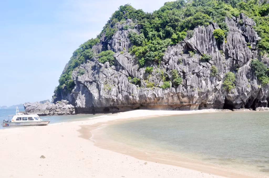 吉安地区包括许多沙滩，其中最大的沙滩出现在海中，连接下龙湾的两座石山。
