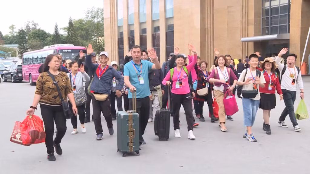 中国游客在芒街国际口岸入境越南。