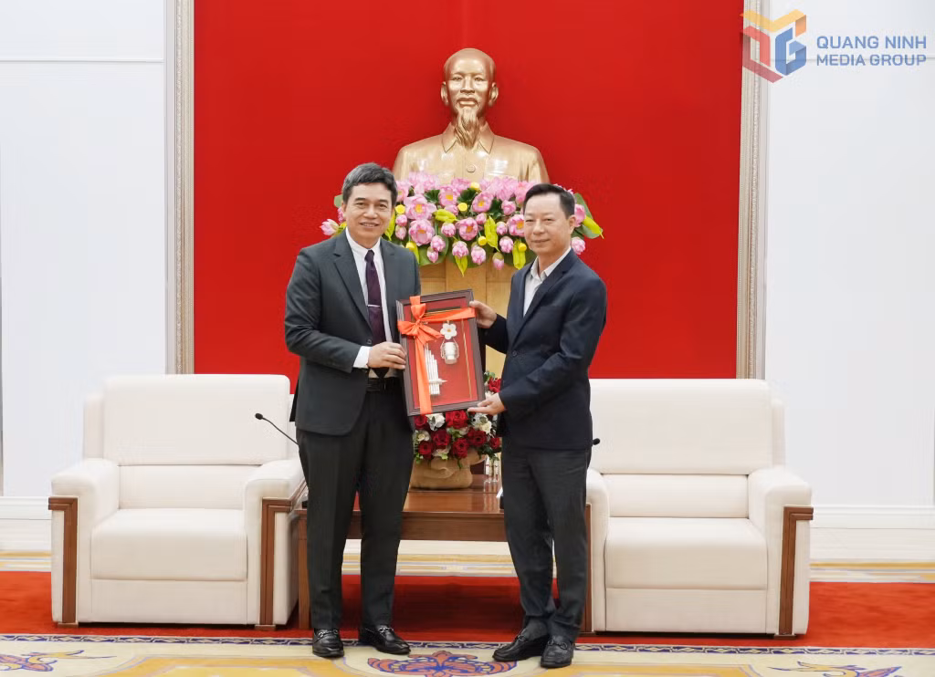 越南广宁省人委会副主席黎文映与