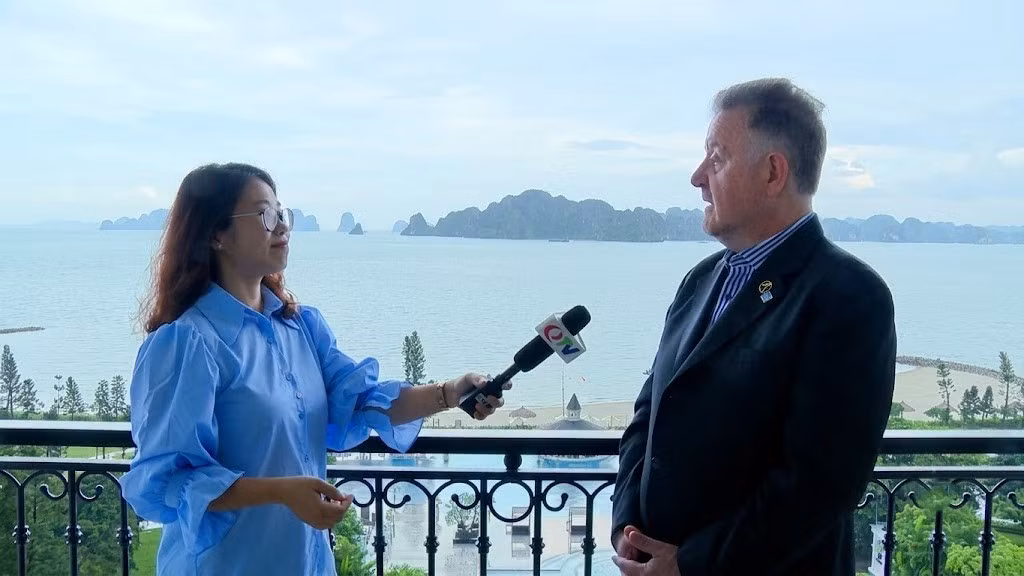 广宁报与广播电视记者对Jean-Paul de la Fuente总监进行专访。