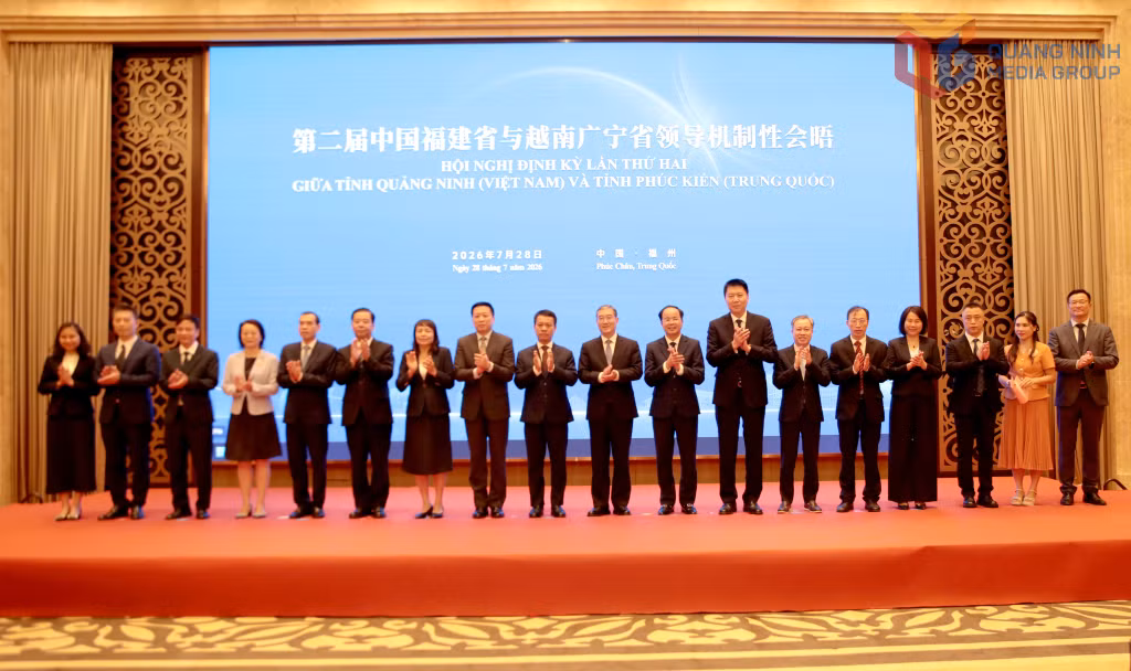 越南广宁省与中国福建省代表团在第二次定期会议上合影留念。