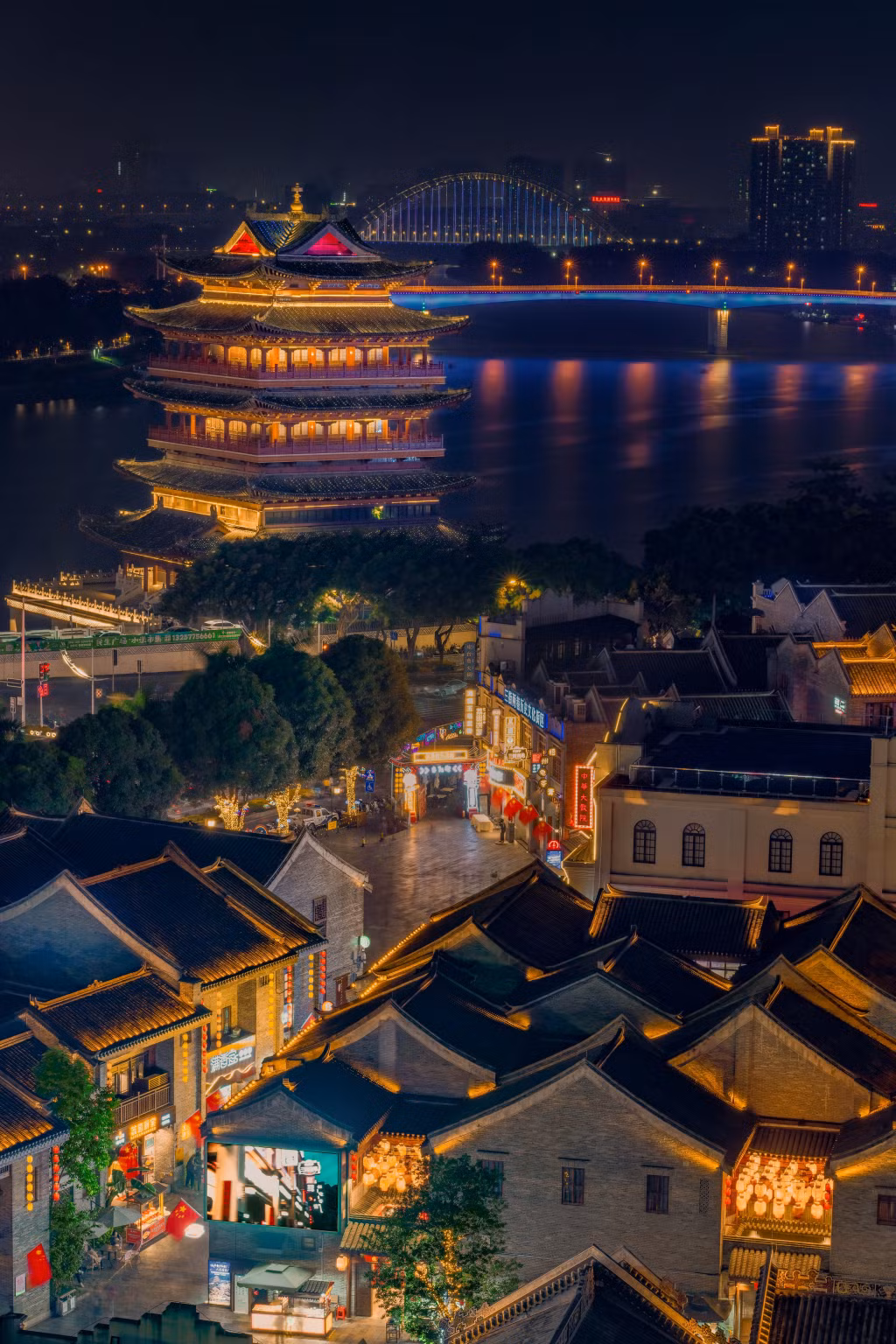 南宁三街两巷夜景 Quang cảnh tại khu phố đêm "Ba phố hai ngõ" ở Nam Ninh.