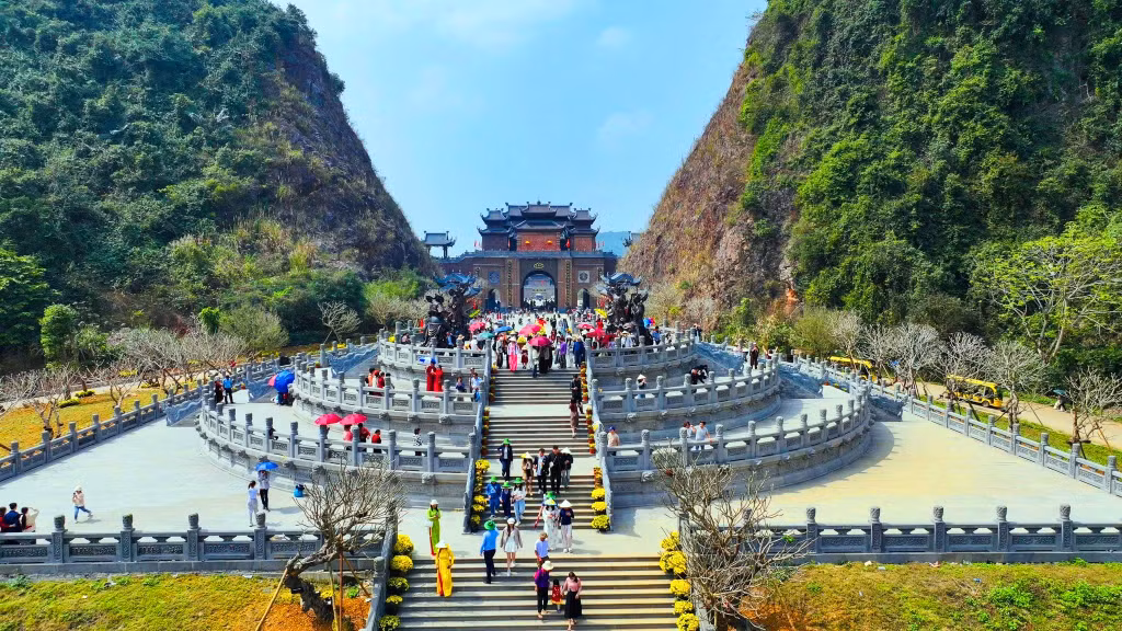 通威谷的敬天坛是依据丁朝、前黎朝及李朝时期的祭天仪式进行复原的 Điện Kính Thiên tại Thung Ui -được tái hiện gắn với nghi lễ tế trời dưới triều đại nhà Đinh, Tiền Lê và nhà Lý.