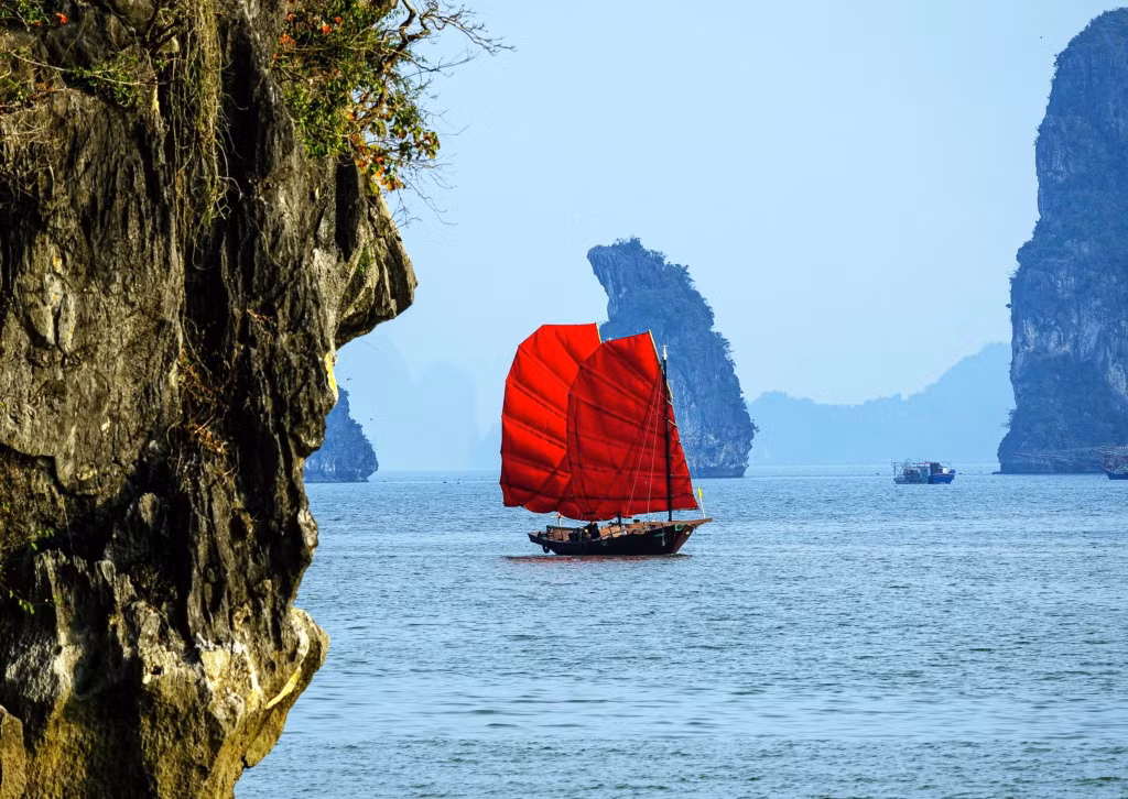 红帆——广宁新颖独特的旅游产品 Những cánh buồm đỏ - sản phẩm du lịch độc đáo mới mẻ của Quảng Ninh