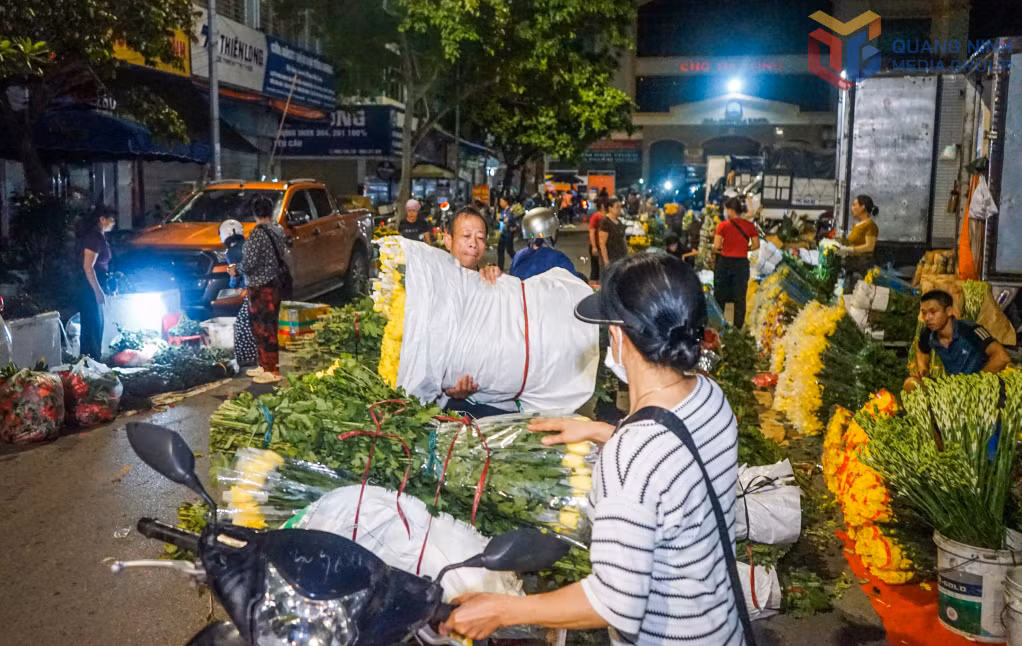 零售商贩们正忙着进货，准备将新鲜食材运往全省各地的农贸市场和零售门店。