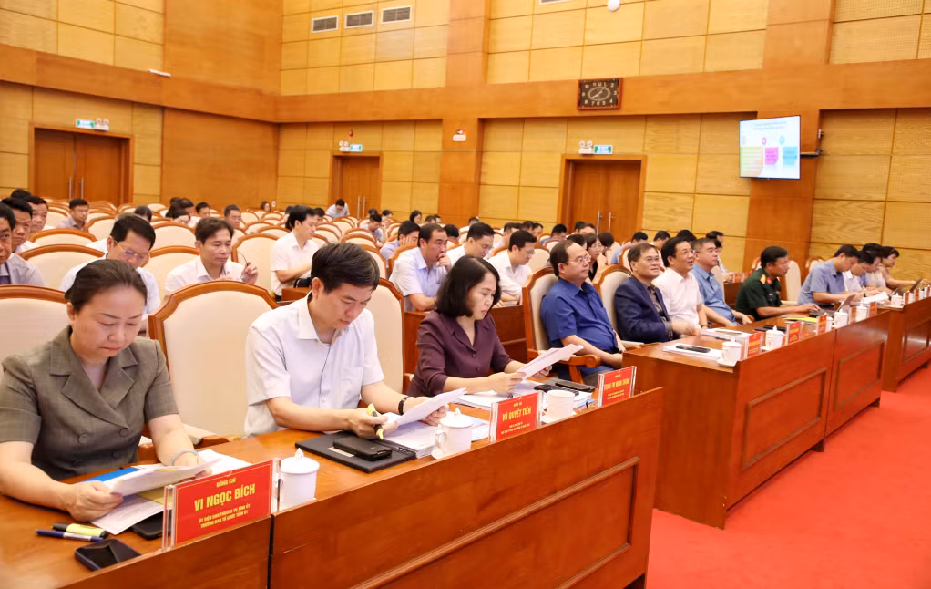 广宁省领导和代表在广宁直播室参加视频会议。