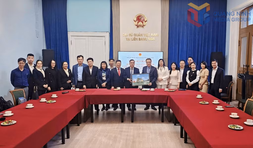 越南广宁省代表团在俄罗斯首都莫斯科与各合作伙伴合影留念。
