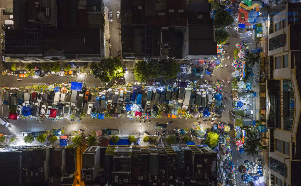 夜深人静，街巷安眠之时，下龙一号市场却灯火璀璨，买卖双方络绎不绝，人声鼎沸。