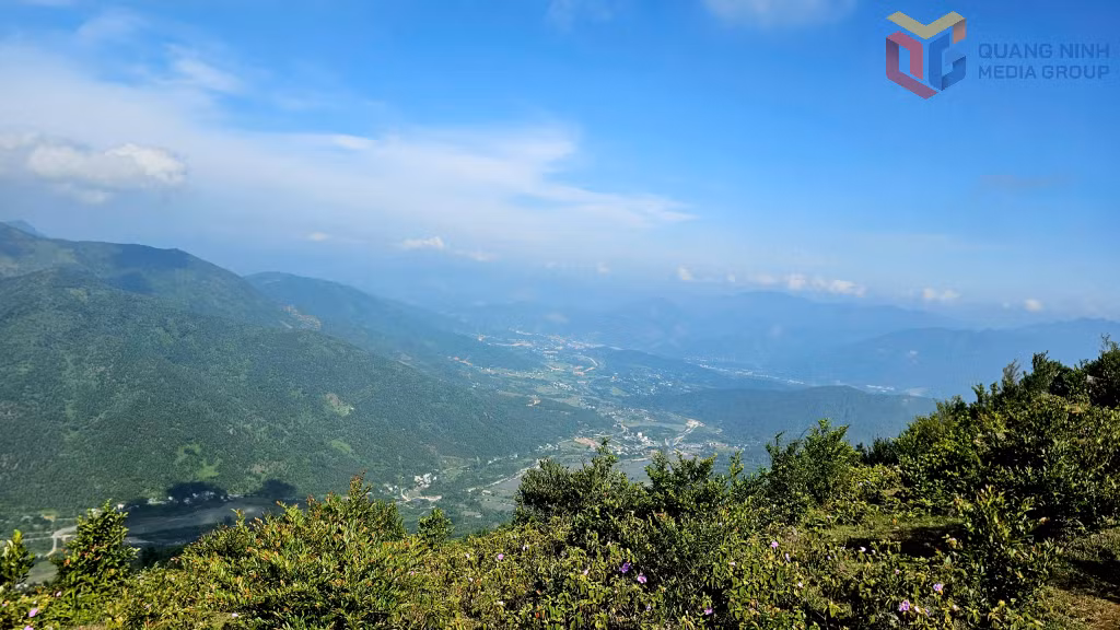 高巴岭山海拔1113米，气候宜人，林海苍翠，绵延于雄伟群山之间，构成一幅辽阔而诗意的自然画卷，同时蕴含着丰富的历史、文化与名胜价值