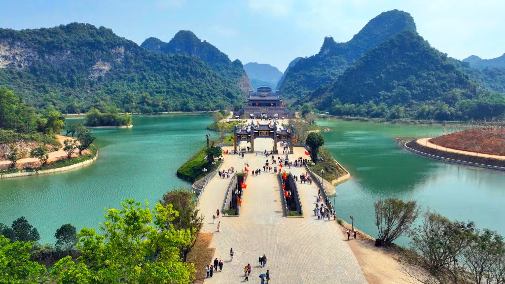 通威谷旅游区，位于宁平省长安名胜群，是一个新兴的景观旅游目的地。Khu du lịch Thung Ui, một điểm đến tâm linh và cảnh quan mới nổi thuộc Quần thể danh thắng Tràng An, tỉnh Ninh Bình.