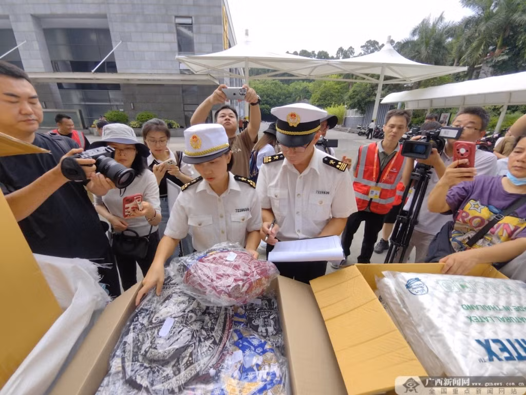 第21届东博会首批境外展品运抵南宁国际会展中心，海关工作人员正在对货物进行查验。记者 徐天保 摄 Lô hàng triển lãm nước ngoài đầu tiên của CAEXPO lần thứ 21 đã được vận chuyển đến Trung tâm Hội nghị và Triển lãm Quốc tế Nam Ninh, nhân viên hải quan đang kiểm tra hàng hóa. Ảnh của phóng viên Từ Thiên Bảo