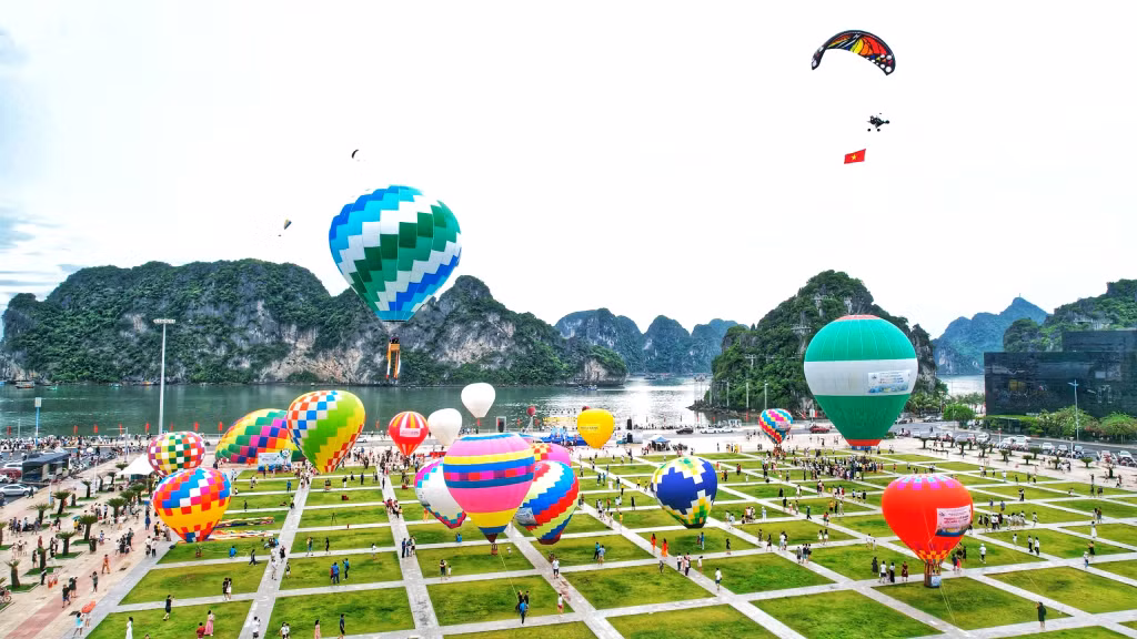 广宁省下龙市：热气球满天飞翔 ảnh 20