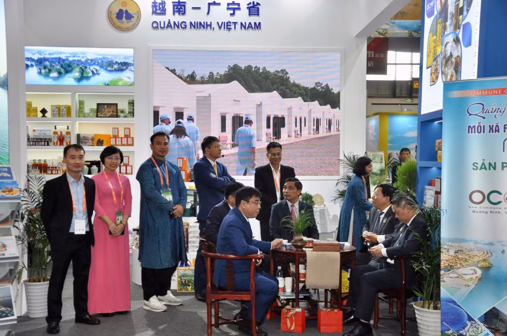 代表们参观广宁省OCOP产品展位。