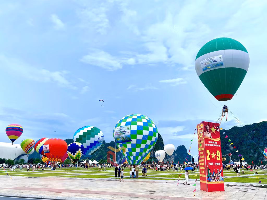 广宁省下龙市：热气球满天飞翔 ảnh 17