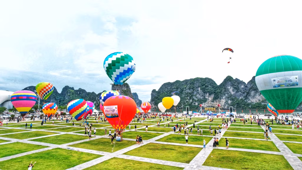 广宁省下龙市：热气球满天飞翔 ảnh 19