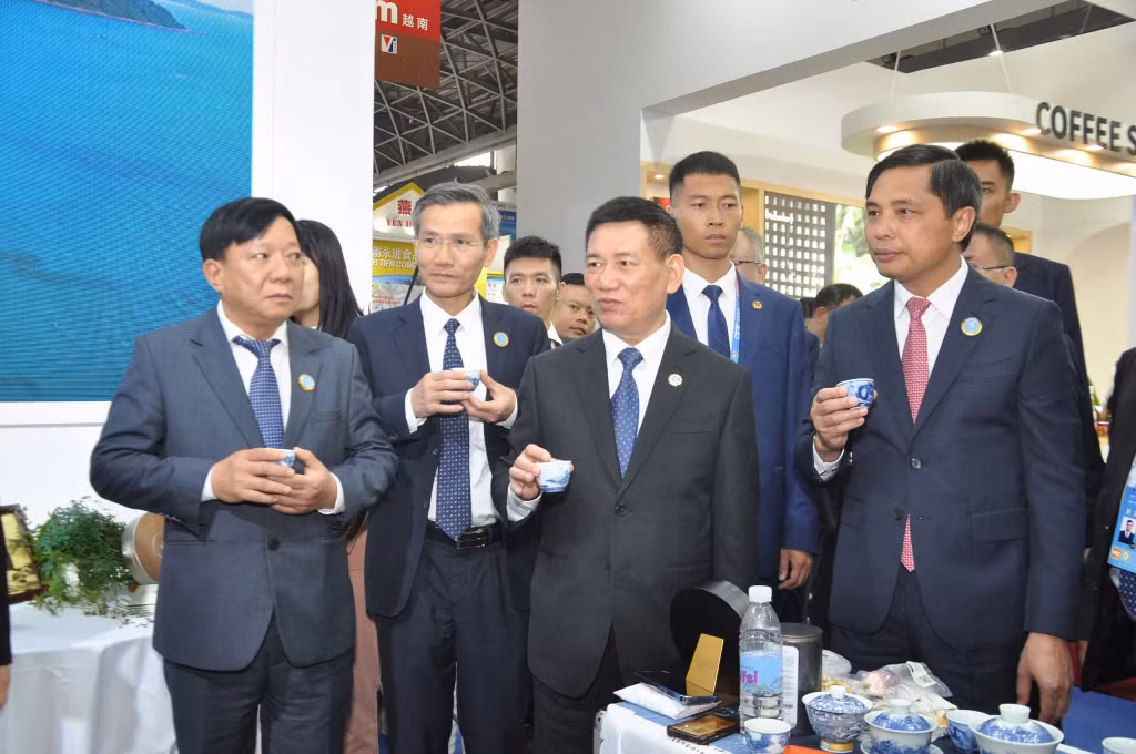 越南政府副总理胡德福和代表们在博览会品尝广宁省“一乡一品”（OCOP）产品。