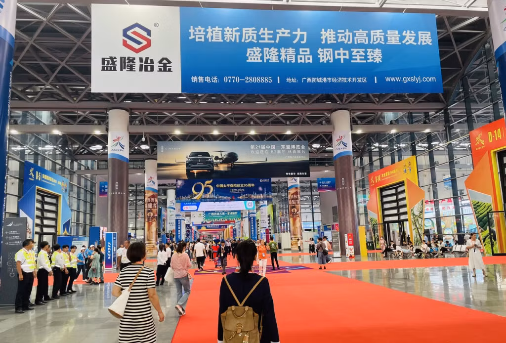 第21届中国—东盟博览会（CAEXPO）吸引众多游客前来观看、购物。
