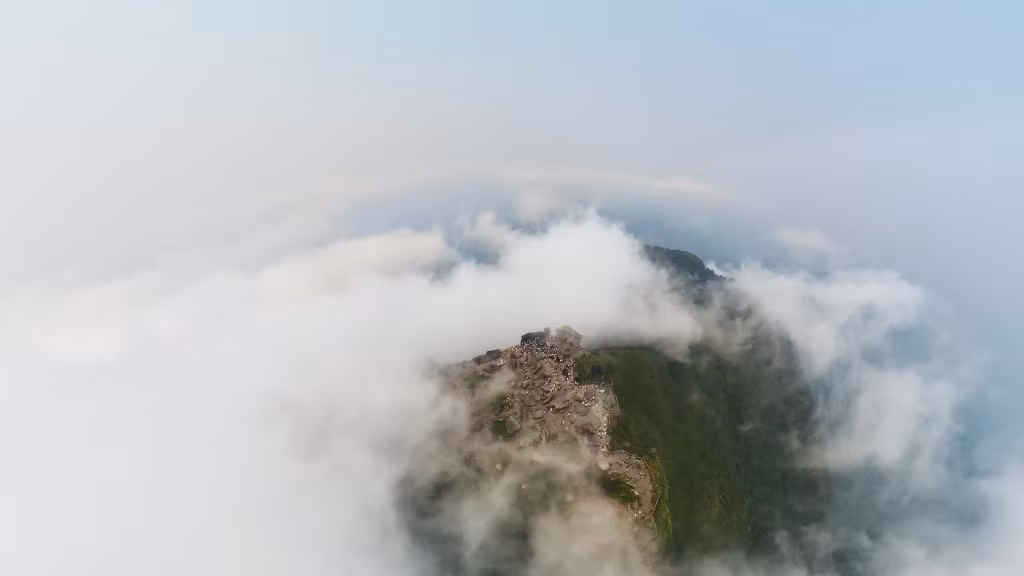 安子山又名“白云山”，因其山顶几乎全年云雾缭绕、白云掩映而得名。