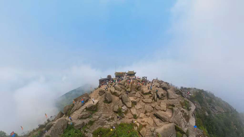 即使在炎炎夏日，坐落于安子山最高处的铜寺依然时常被茫茫云海所笼罩。