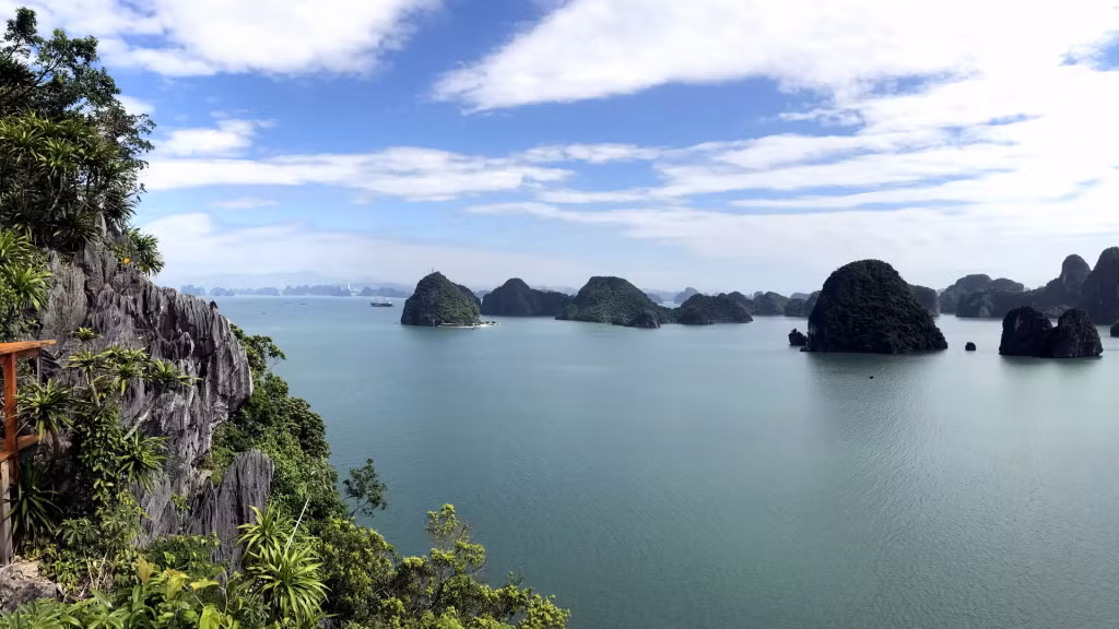 从索辛海滩放眼望去下龙湾的壮丽景色尽收眼底。
