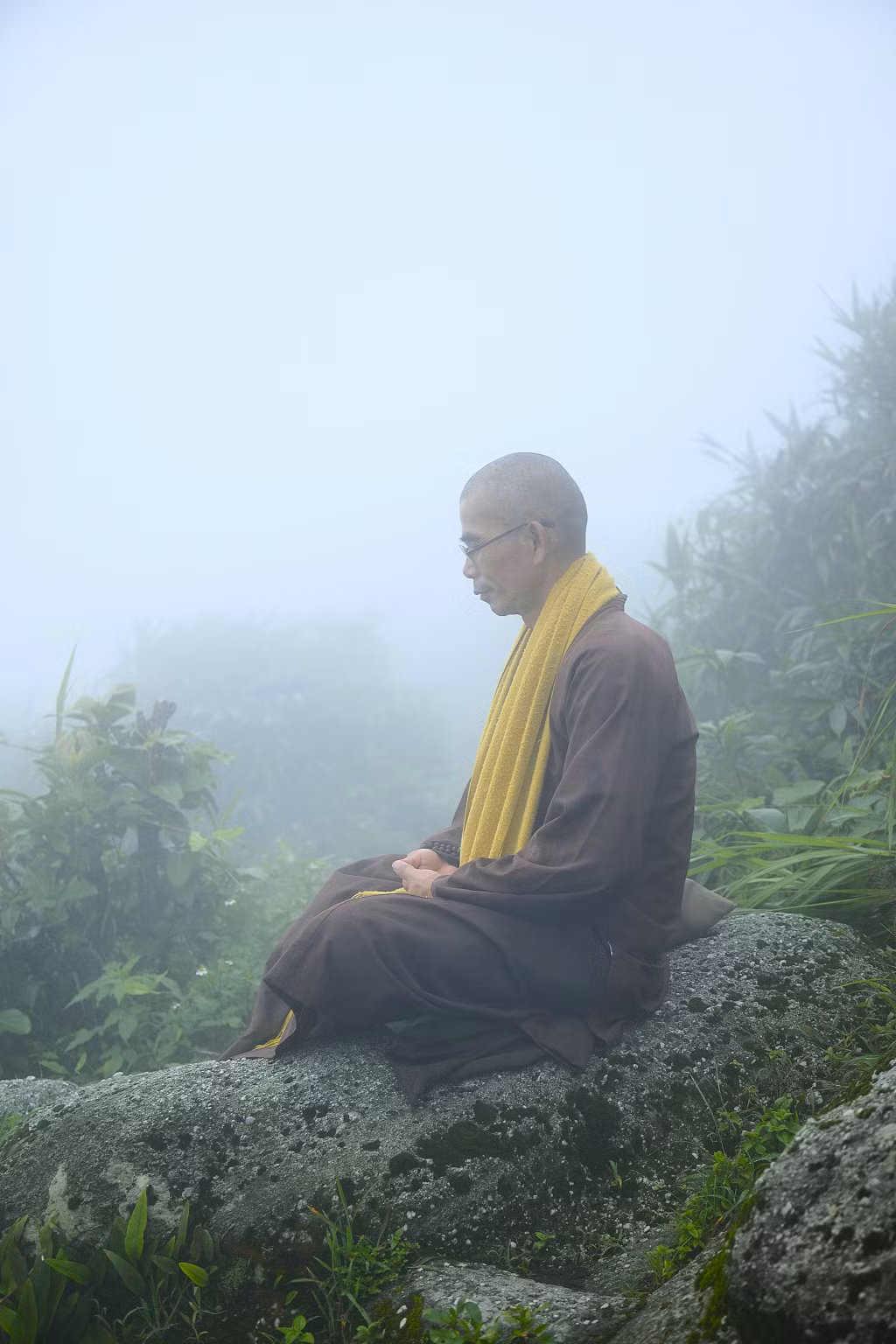 置身于万千白云之中的安子山已成为众多修行者寻道修行的圣地。。