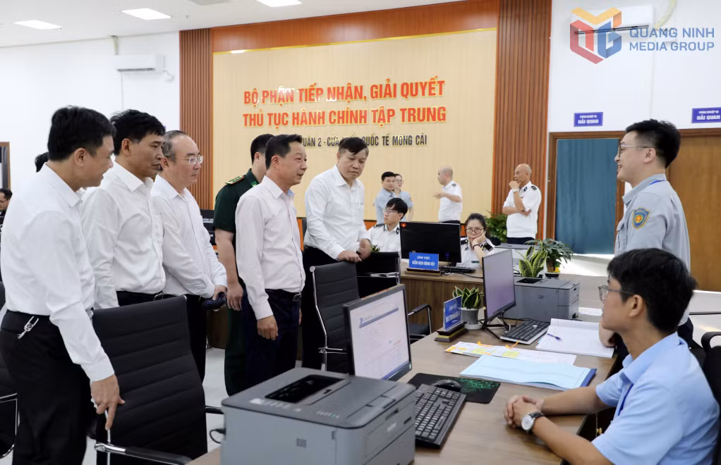 广宁省人民委员会副主席黎文映同部分厅局领导参观北仑河二桥区域的行政审批集中办理中心。