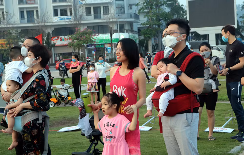 优美的舞蹈给市民和游客带来深刻的印象。