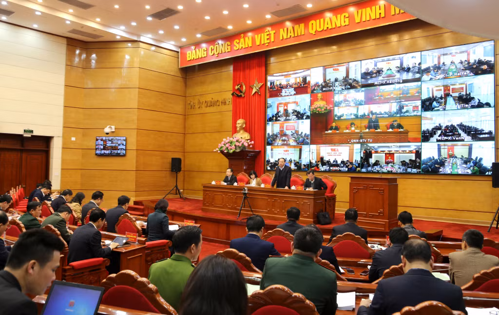 广宁省委常务委员会与芒街市委常务委员会举行工作会议。