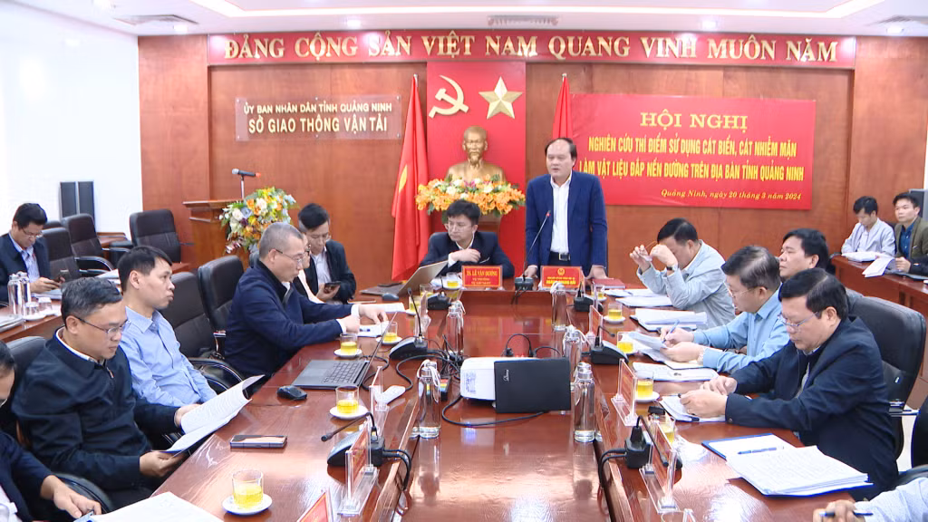 广宁省交通运输厅厅长向交通运输部代表团就试点使用海砂作为当地交通基础设施项目地基的填砂材料进行汇报。