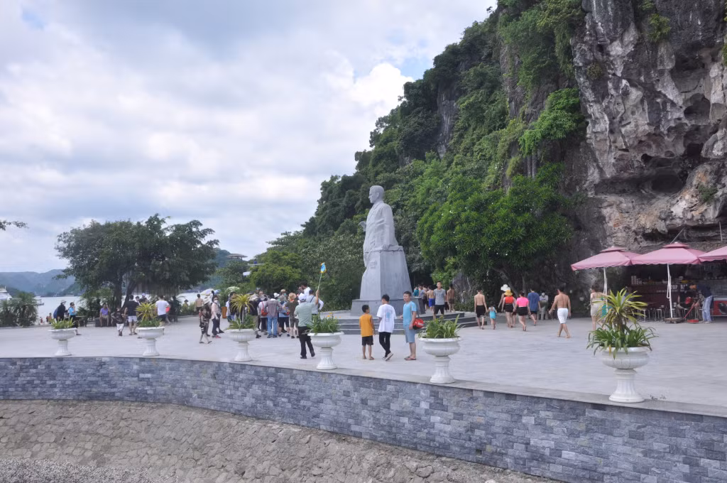 游客在下龙湾基托夫（Ti Top）岛上玩耍。