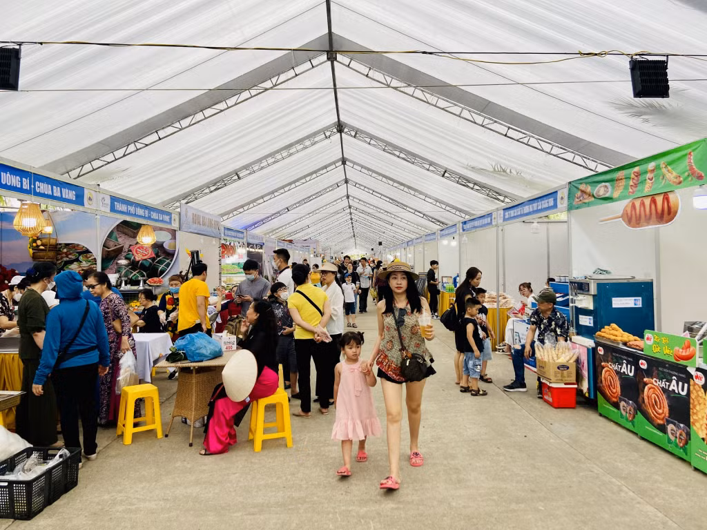 2022广宁下龙美食节吸引了众多游客和市民前来参观、体验，成为推动下龙市旅游业的颇具魅力旅游产品。
