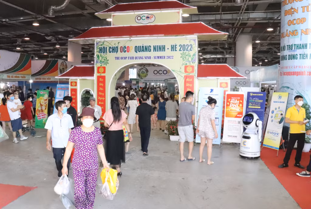 2022年夏季广宁OCOP博览会吸引大量游客参与 ảnh 1