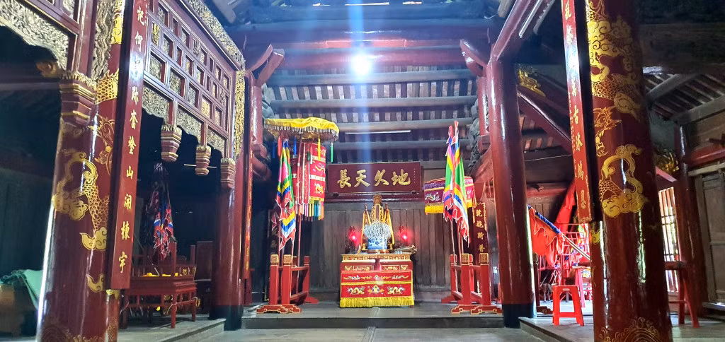 亭的右边。