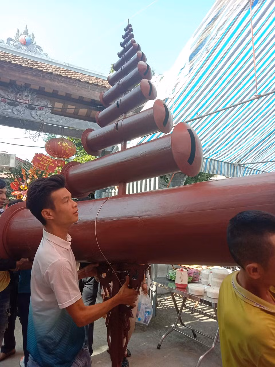 庙会中的巨型竹哨风筝。 Những bộ sáo diều “khủng” trong lễ hội.