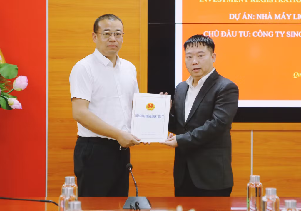 广宁省经济园区管委会向投资总额1500万美元设在东梅工业园区核心硬件工厂项目颁发投资证书。