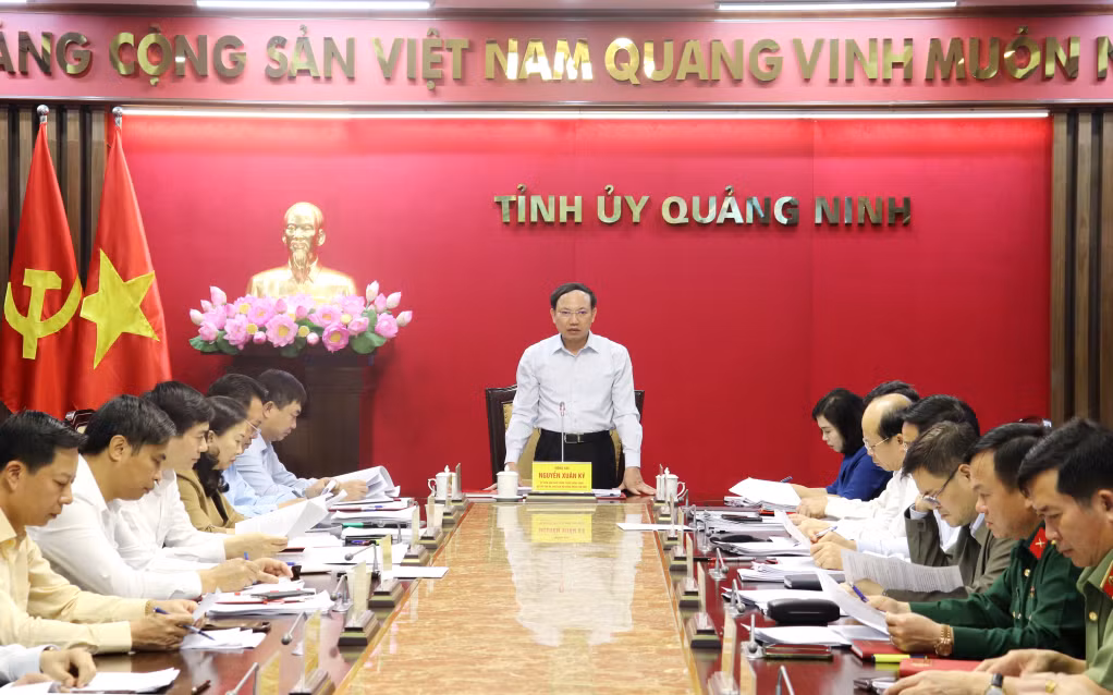 我省省委书记、省人民议会主席阮春记在工作会议上发表讲话。