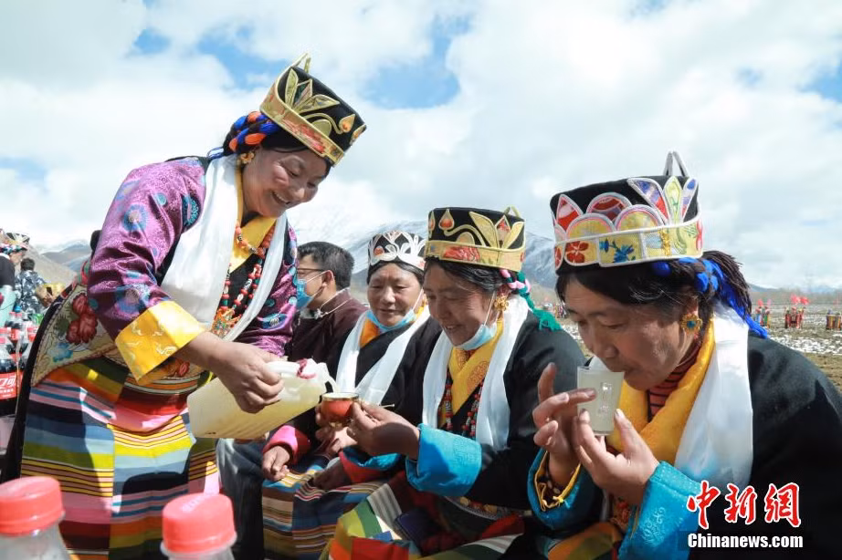 图为拉萨市墨竹工卡县莫冲村，村民在春耕仪式上互敬青稞酒。洛克 摄 Hình ảnh người dân chúc nhau rượu Chhaang trong Lễ xuống đồng tại thôn Mạc Xung, huyện Maizhokunggar, thành phố Lhasa. Lạc Khắc chụp
