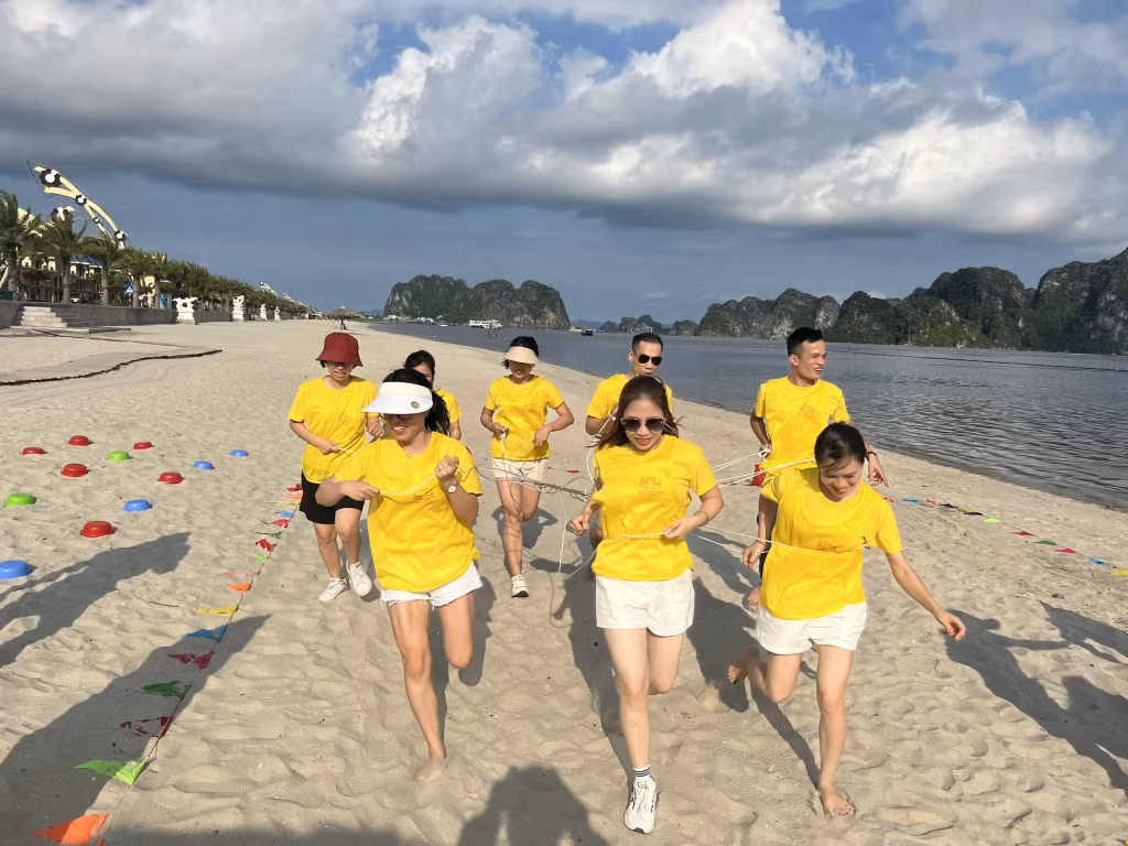 游客在拜子龙海滩上玩耍。