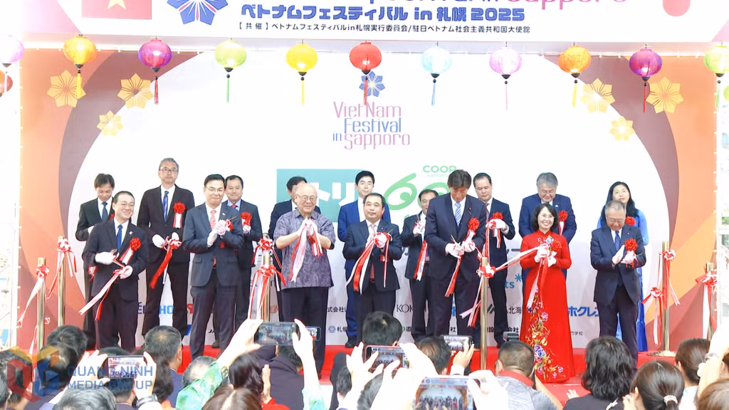 代表们参加剪彩开幕仪式。