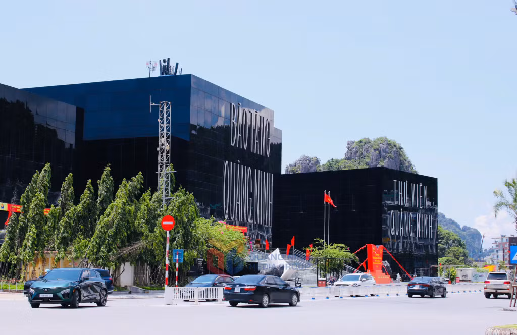 广宁博物馆是我省的典型建筑之一，装饰明亮。