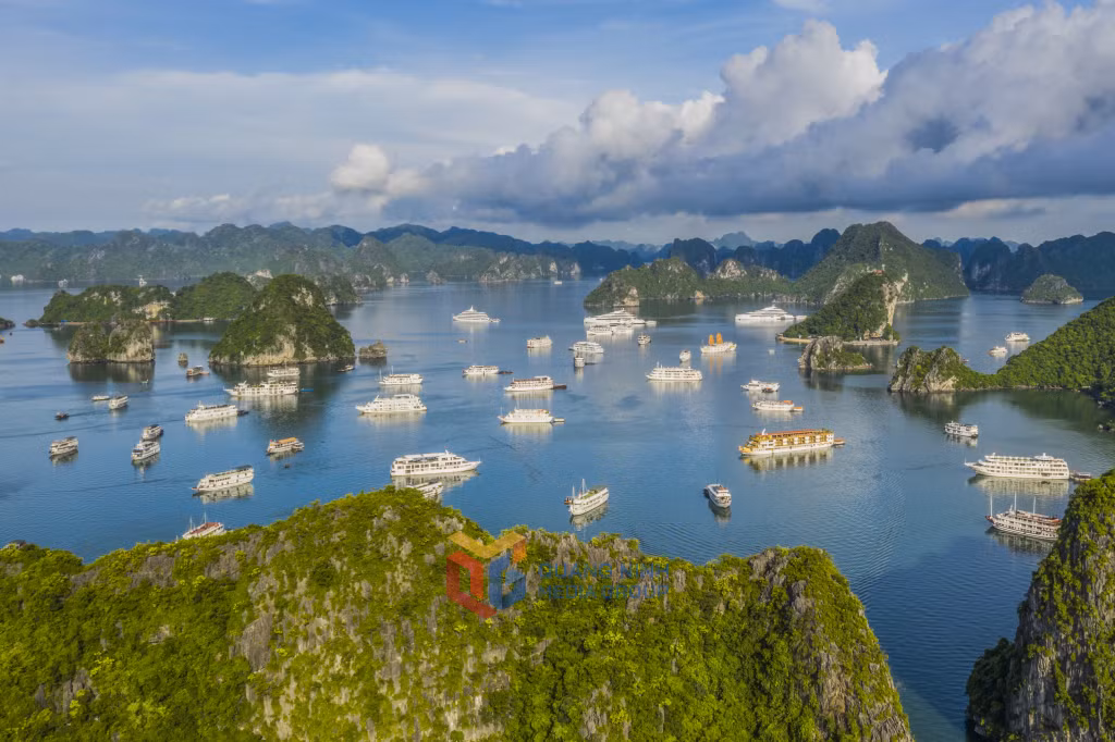这个季节，天空和海水都是蓝色的，为游客探索下龙湾的神奇美景创造了理想的环境。