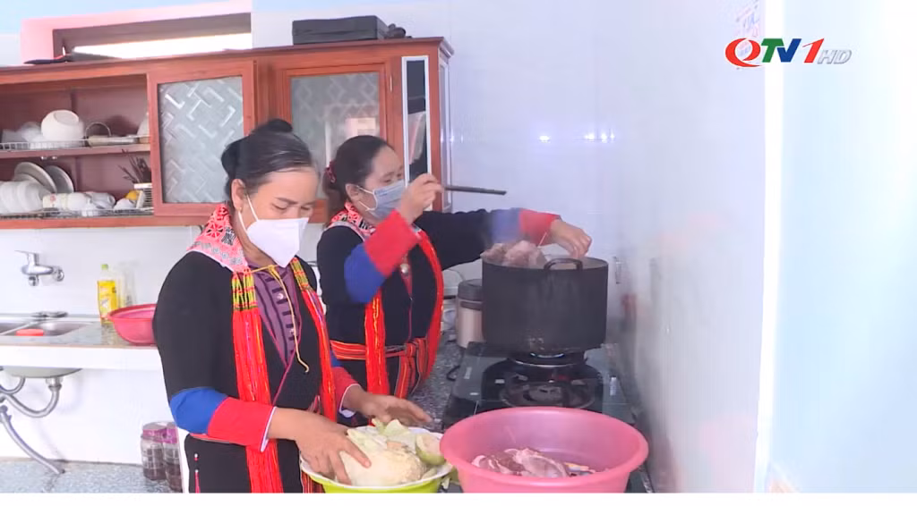 青衣瑶族准备团圆饭。
