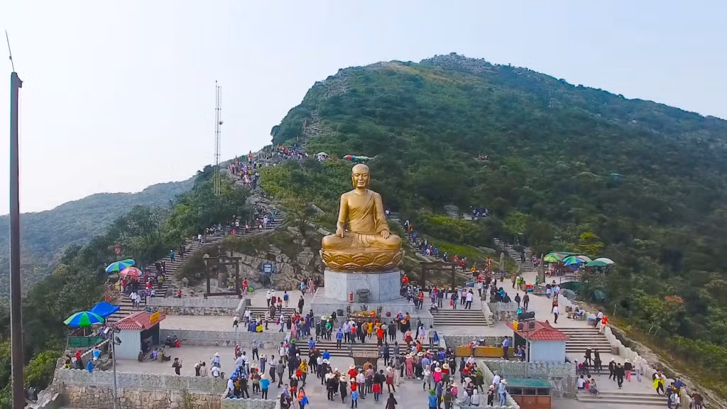虽然今年不举办安子春节庙会，但安子佛教圣地仍吸引众多四面八方游客前来参观、瞻拜。