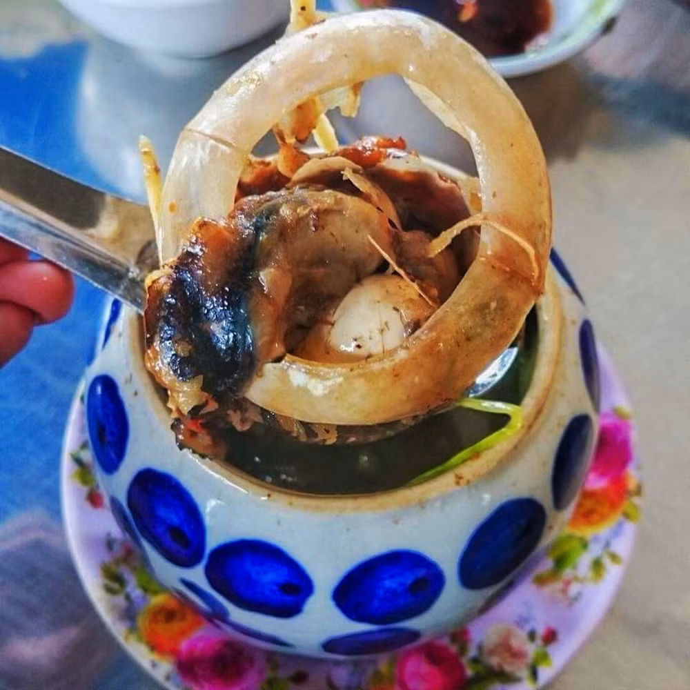 装在小砂锅里的中药炖金枪鱼眼，每个砂锅刚好装一只鱼眼。 Mắt cá ngừ đại dương hầm thuốc bắc đựng trong hũ nhỏ, mỗi hũ vừa một con mắt.