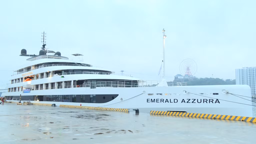 经两年施工后，下龙造船公司已经制造完Emerald Azzurra 游船。