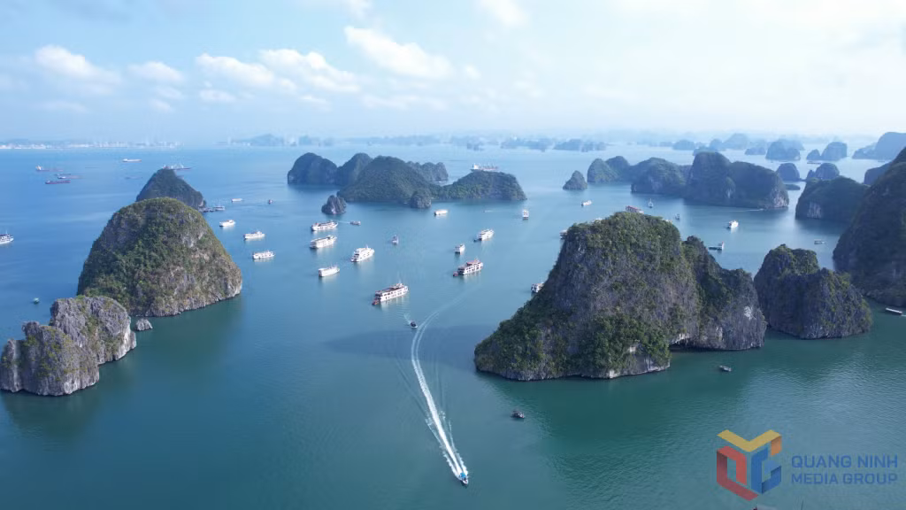 豪华游轮在下龙湾探索之旅中吸引了国内外游客。