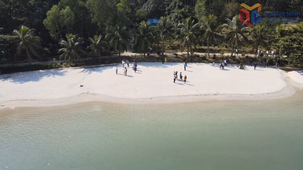 万蠕岛及拜子龙湾的众多美景展现出迷人的旅游空间。