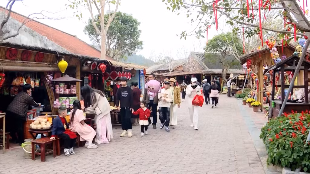 游客参观安子山脚下的娘村旅游景点
