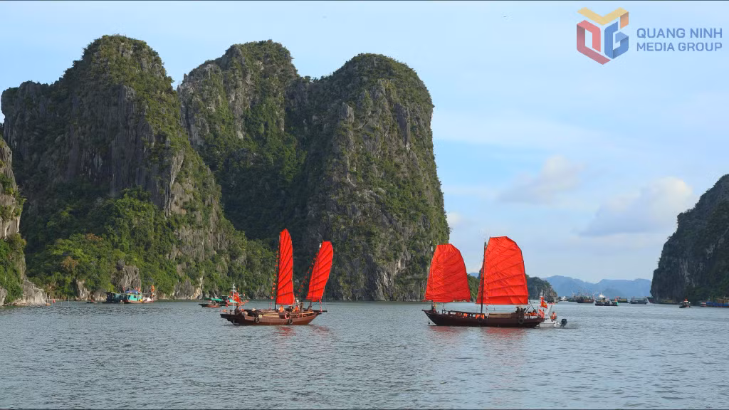 三板船上张开的红帆，在如诗如画的下龙湾美景中交相辉映，成为一道靓丽的风景线。