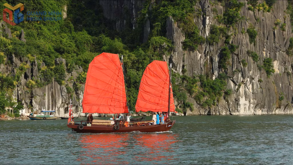 漫步于陈国檐沿海景观大道，游客亦可远眺红帆点点，在生机勃勃的现代都市画卷中领略别样的传统韵味。